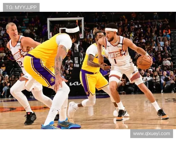 布克表现出色半场10投6中贡献16分2篮板3助攻1盖帽展现全面能力